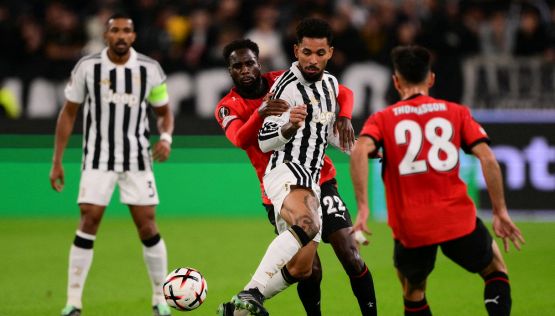 Juventus, follia Douglas Luiz: si tuffa in area e regala un rigore