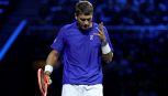 Disastro Cobolli a Pechino, crolla con Safiullin e ora rischia le ATP Finals. Darderi travolge Ruud a Tokyo