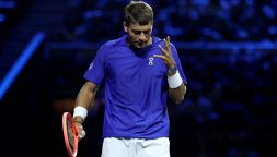 Disastro Cobolli a Pechino, crolla con Safiullin e ora rischia le ATP Finals. Darderi travolge Ruud a Tokyo