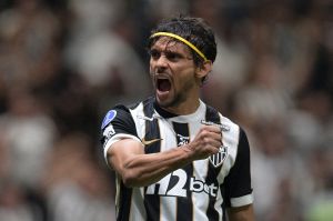 Gustavo Scarpa consiglia Tolstoj e fa un gol letterario: il classico russo è primo su Amazon in Brasile