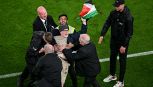 Irlanda-Austria: match sospeso per la protesta pro Palestina, invasione di campo e i tifosi lanciano palline da tennis