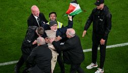 Irlanda-Austria: match sospeso per la protesta pro Palestina, invasione di campo e i tifosi lanciano palline da tennis