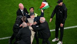 Irlanda-Austria: match sospeso per la protesta pro Palestina, invasione di campo e i tifosi lanciano palline da tennis