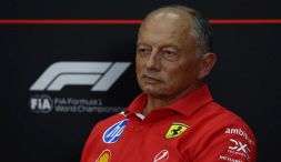 La Ferrari fa quadrato intorno a Vasseur, che invoca serenità. Brundle chiama Horner: arriva il chiarimento definitivo?