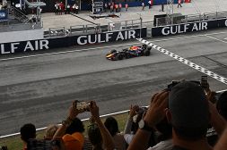 Pazzo GP Bahrain: Verstappen torna a vincere, Antonelli 2° vede il titolo (Russell out). Podio Hamilton su Leclerc