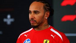 Bahrain, Hamilton e Leclerc senza freni su Vasseur: "C'è gente più in alto". Lewis ce l'ha con Elkann o Vigna?