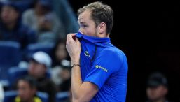 Follia di Medvedev a Pechino! Daniil sfotte Djokovic, poi colpisce un tifoso, lo acceca e si fa squalificare. L'ATP prepara la stangata