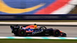 F1, Gp Bahrain prove libere 1: Verstappen vola sullo sporco, Ferrari staccate e Antonelli resta senza boost