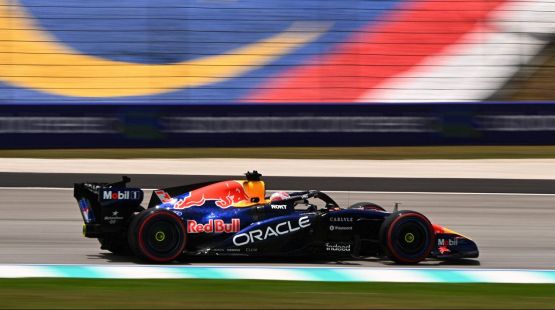 F1, Gp Bahrain prove libere 1: Verstappen vola sullo sporco, Ferrari staccate e Antonelli resta senza boost