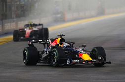 Singapore: Verstappen vince la Sprint, Hamilton-Leclerc a podio. Russell a muro, scontro McLaren e Antonelli gongola