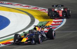 GP Singapore, Verstappen trionfa su Leclerc: grande Antonelli, podio e match point ad Austin. Hamilton crolla 6°