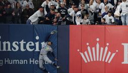 New York, l’immagine che tormenta una città: gli Yankees perdono per colpa di un tifoso, il “double” con i Knicks resta un sogno