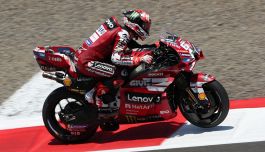 MotoGP Indonesia, libere: Bezzecchi sfreccia su Marquez e Martin. Bagnaia rischia e manda a quel paese Toprak