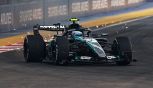 Libere Gp Singapore a Russell, Mercedes diverse: Antonelli fatica, sbaglia e impreca. Leclerc 2°, Hamilton 4°