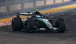 Libere Gp Singapore a Russell, Mercedes diverse: Antonelli fatica, sbaglia e impreca. Leclerc 2°, Hamilton 4°
