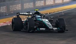 Libere Gp Singapore a Russell, Mercedes diverse: Antonelli fatica, sbaglia e impreca. Leclerc 2°, Hamilton 4°