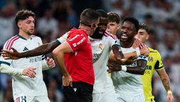 Real Madrid, follia di Vinicius: tira i capelli a un avversario e viene espulso. Caos in Rayo Vallecano-Bilbao, match sospeso
