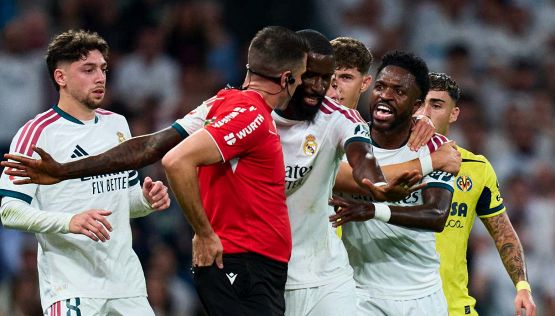 Real Madrid, follia di Vinicius: tira i capelli a un avversario e viene espulso. Caos in Rayo Vallecano-Bilbao, match sospeso