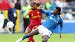 Como-Roma, moviola: che svista dell’arbitro, Fabbri accerchiato, poi rosso diretto a Malen e infine esce per infortunio