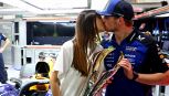 Verstappen, scatta il bacio della vittoria con Kelly Piquet e Lily esulta per papà Max davanti alla tv