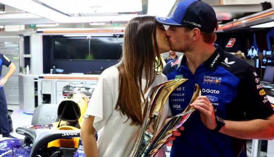 Verstappen, scatta il bacio della vittoria con Kelly Piquet e Lily esulta per papà Max davanti alla tv