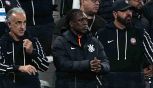 Corinthians, Seedorf incredulo: debutto amaro in tribuna, il Var gli nega due rigori, pari con il Vitoria