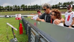 Marco Simoncelli, papà Paolo e mamma Rossella davanti alla targa del Sic: 15 anni dopo Sepang piange ancora