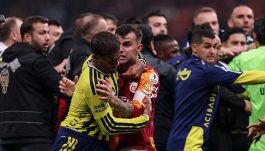 Galatasaray-Fenerbahce finisce in rissa: serve l’intervento della polizia. Osimhen incanta, Leao e Lukaku da dimenticare