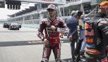 MotoGP Malesia, Marquez non rischia ma Bezzecchi: 'Ci credo ancora'. Bagnaia, pugni contro la moto: 'È frustrante'