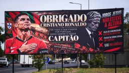 Portogallo, tifosi con Cristiano Ronaldo nella guerra al c.t. Jesus: a Lisbona spuntano i maxi manifesti per CR7