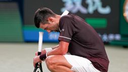 Djokovic saluta Shanghai, Nole crolla senza energie contro Hurkacz: allarme ATP Finals e polemica per "colpa" di Alcaraz