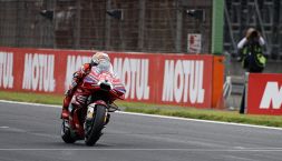 MotoGP Sprint Indonesia: Martin crolla, Marquez vince e va in testa al Mondiale. Bezzecchi cade al via e s'infuria