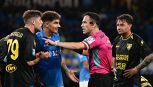 Napoli-Frosinone, caos sul rigore: Hojlund sbaglia ma si deve ripetere. Alvini furioso, il gesto di Allegri ed è bufera su Feliciani