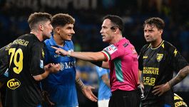 Napoli-Frosinone, caos sul rigore: Hojlund sbaglia ma si deve ripetere. Alvini furioso, il gesto di Allegri ed è bufera su Feliciani