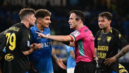 Napoli-Frosinone, caos sul rigore: Hojlund sbaglia ma si deve ripetere. Alvini furioso, il gesto di Allegri ed è bufera su Feliciani