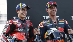 MotoGP, Marquez e Acosta già in sintonia Ducati denunciano: "Come asini". Scoppiano i casi pressione gomme e multe