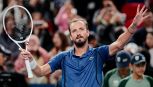 Medvedev supera Tsitsipas e sfida Zverev a Shanghai: senza Sinner e Alcaraz il tennis è tornato indietro di cinque anni