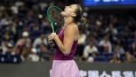 Clamoroso a Wuhan, Sabalenka fuori all’esordio contro Li: allarme Aryna, la n°2 lotta ma si arrende alla maledizione infortuni