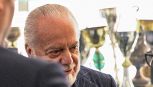 Cessione Napoli, De Laurentiis smentisce ma solo a metà: la frecciata a Rizzetta e l’allarme per il calcio italiano