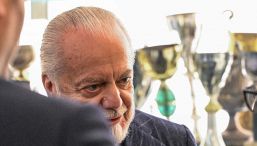 Cessione Napoli, De Laurentiis smentisce ma solo a metà: la frecciata a Rizzetta e l’allarme per il calcio italiano