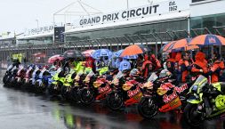Qatar, MotoGP spaccata: piloti in rivolta. Ducati, Honda, Yamaha contro Aprilia: bufera su Rivola, Ezpeleta a Doha