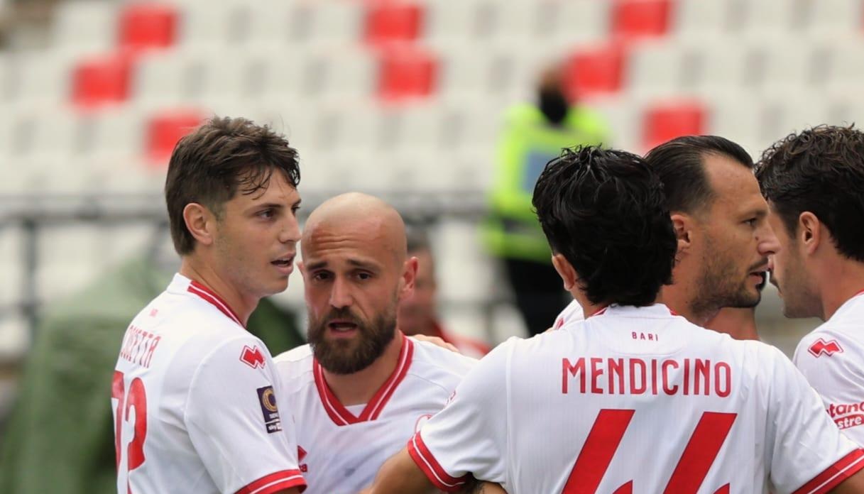https://wips.plug.it/cips/sport.virgilio.it/cms/2026/10/l-esultanza-del-bari.jpg