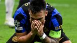 Inter senza Lautaro Martinez per risentimento muscolare ai flessori, quanto starà fuori e le scelte di Chivu in vista del Milan