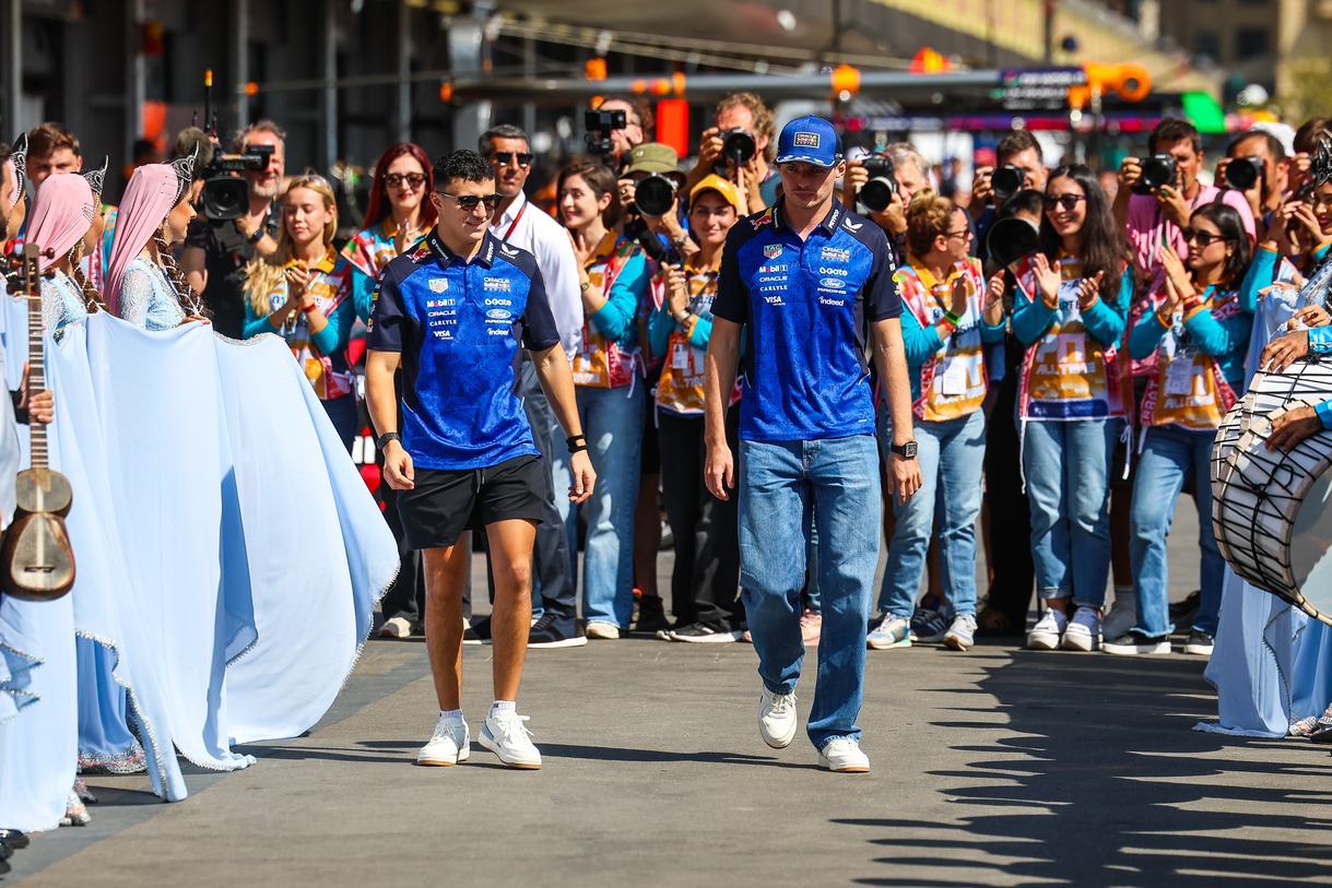 https://wips.plug.it/cips/sport.virgilio.it/cms/2026/10/max-verstappen-paddock.jpeg