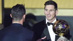 Il Pallone d’oro di tutti i tempi, Messi e Ronaldo tra i candidati: perché mancano Pelè e Maradona. Ma l’iniziativa fa discutere