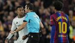 Barcellona-Real Madrid, moviola: rigori negati, due rossi, Var muto e Mourinho che si inginocchia e caccia la lingua