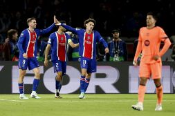 Il Psg travolge il Barcellona ma Kvara si infortuna gravemente: City a valanga, poker Liverpool