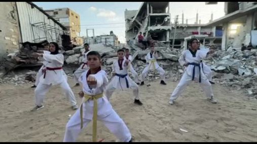 Gaza, dopo tre anni i ragazzi tornano al taekwondo tra le macerie