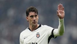 Vlahovic da record, con Italiano è infallibile anche su rigore: il Besiktas vince. Montella, addio commovente alla Turchia