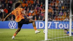 Olanda-Serbia, moviola: il ct serbo imita Allegri e attacca l’arbitro, 4 “italiani” salvano gli orange